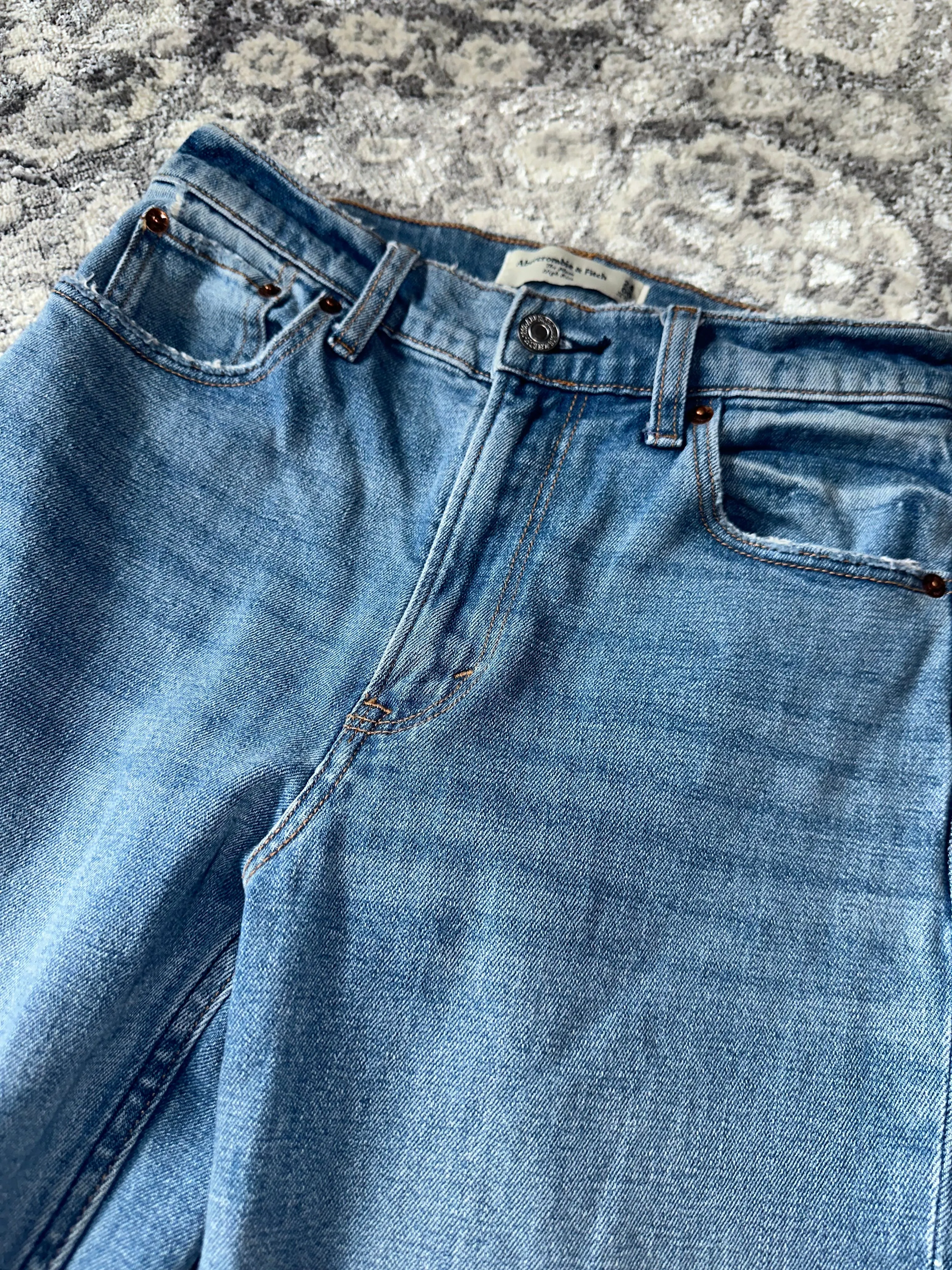 Abercrombie & Fitch (24 // 00) The High Rise Denim Mom Jeans