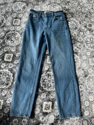 Abercrombie & Fitch (24 // 00) The High Rise Denim Mom Jeans
