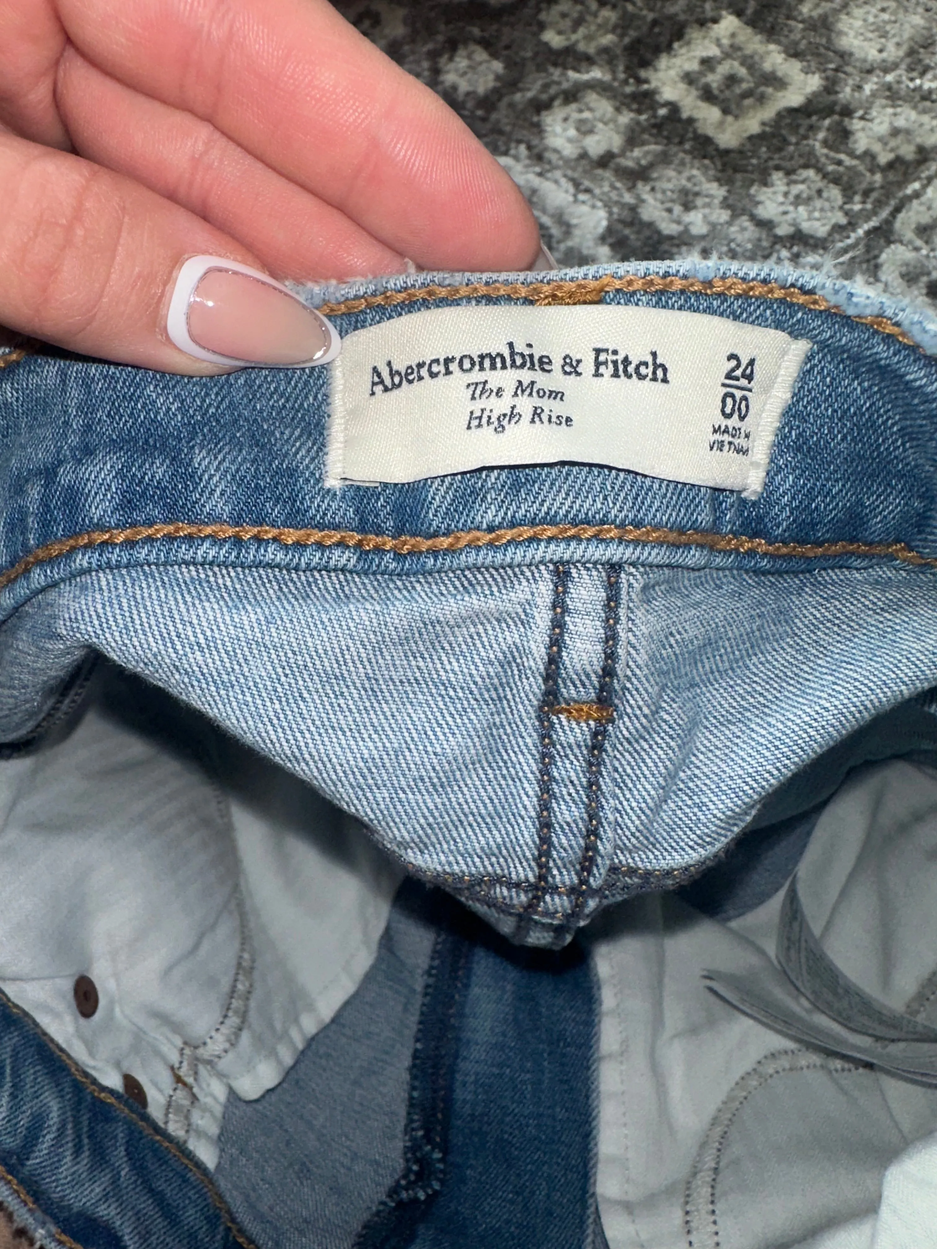 Abercrombie & Fitch (24 // 00) The High Rise Denim Mom Jeans