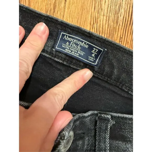 Abercrombie &amp; Fitch Gray Distressed Ultra High-Rise Long Mom Jeans Size 27/4