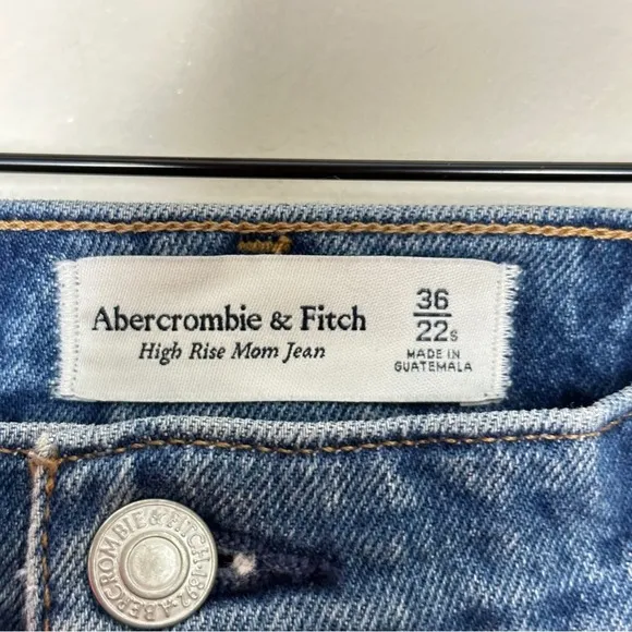 ABERCROMBIE &amp; FITCH High Rise Mom Jean Medium Ripped Wash {VV16}