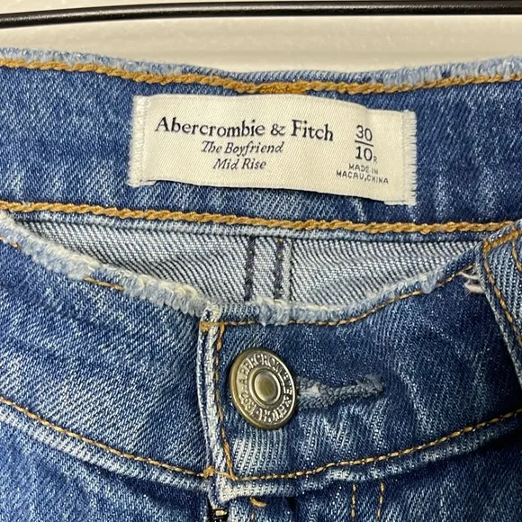 Abercrombie &amp; Fitch Mid Rise Boyfriend Distressed jeans 30 10R 26” inseam