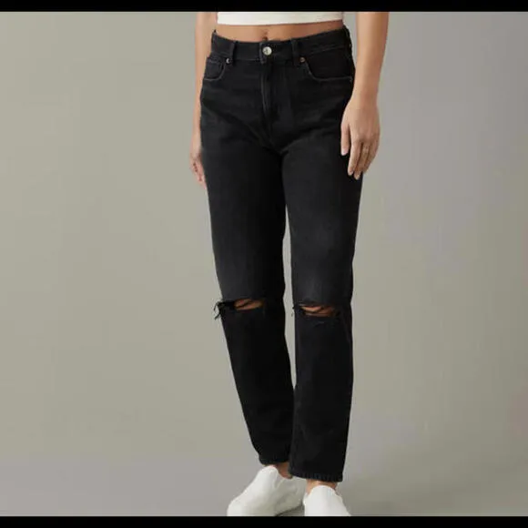 AMERICAN EAGLE black high rise busted knee mom jeans