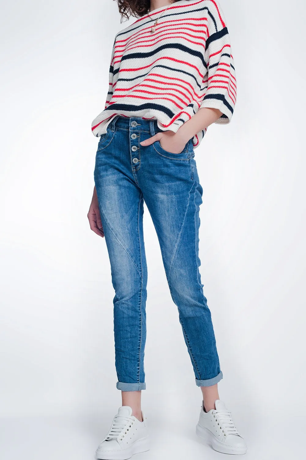 Boyfriend cut jeans with buttons in mid blue wash