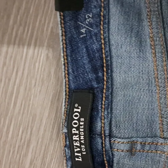 Liverpool Marley Girlfriend Jeans Short With Roll Cuff