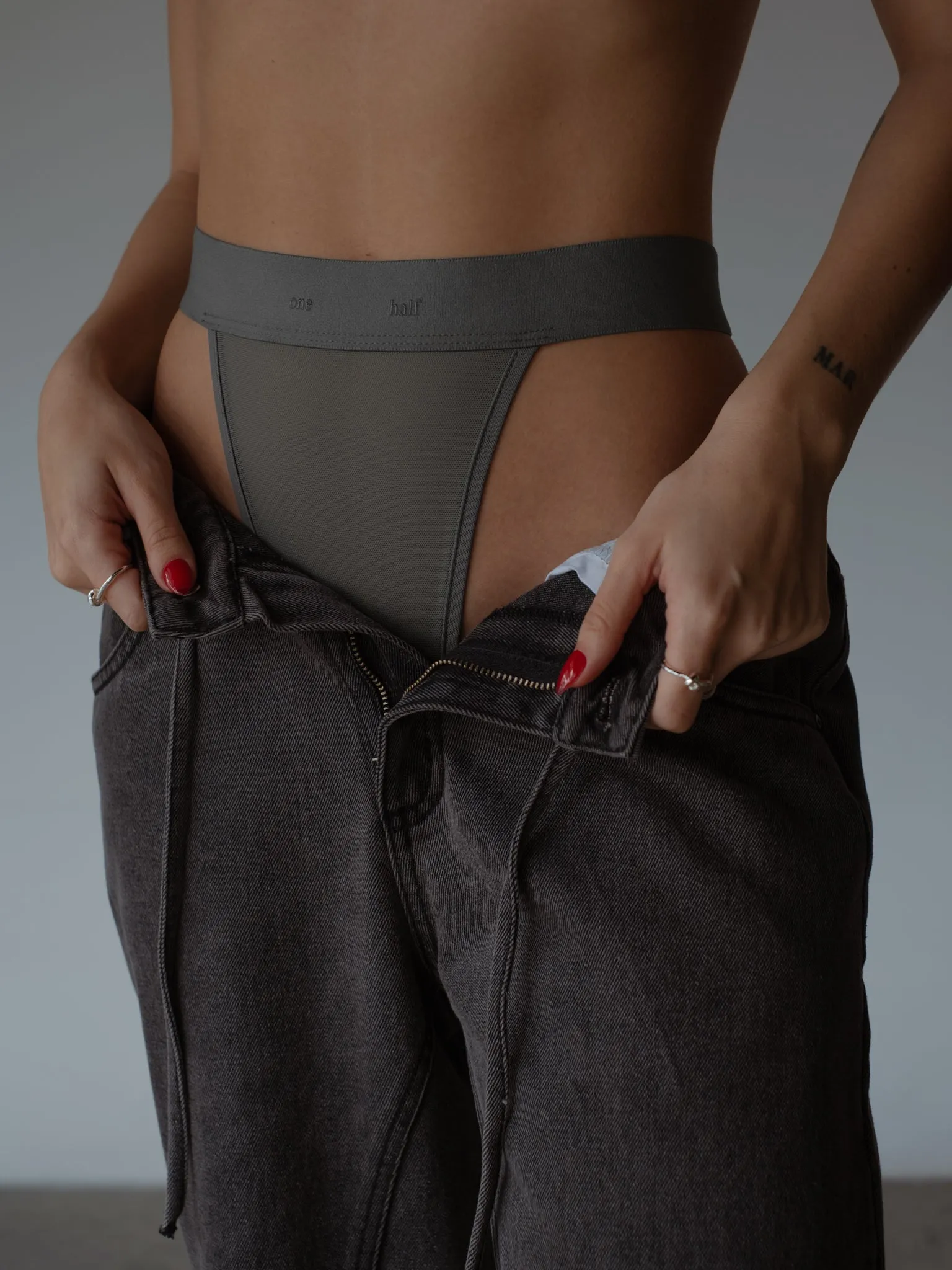 MESH TINY THONG  - GRAFITO GRAY