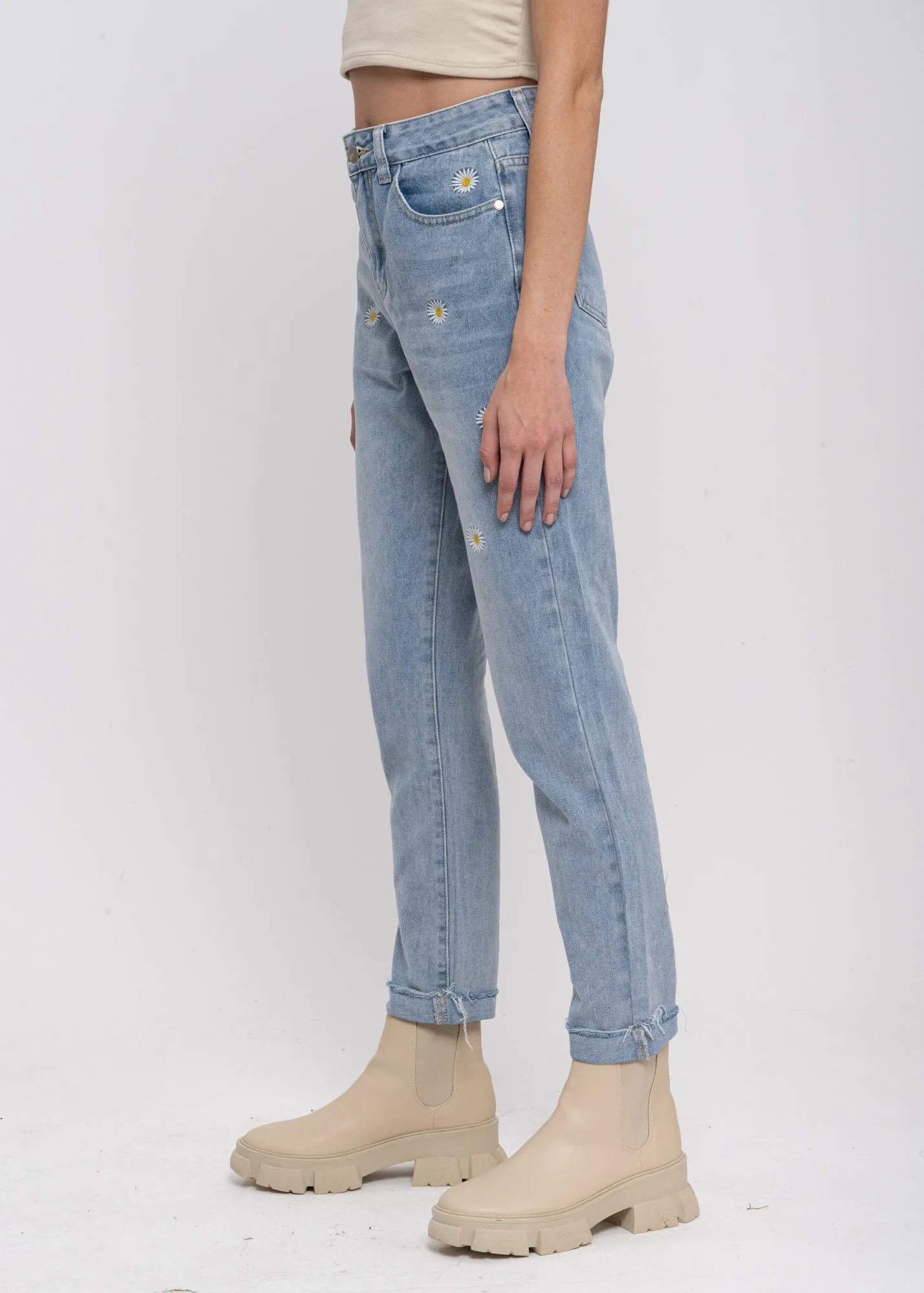 Mom jeans cintura alta bordado margaritas