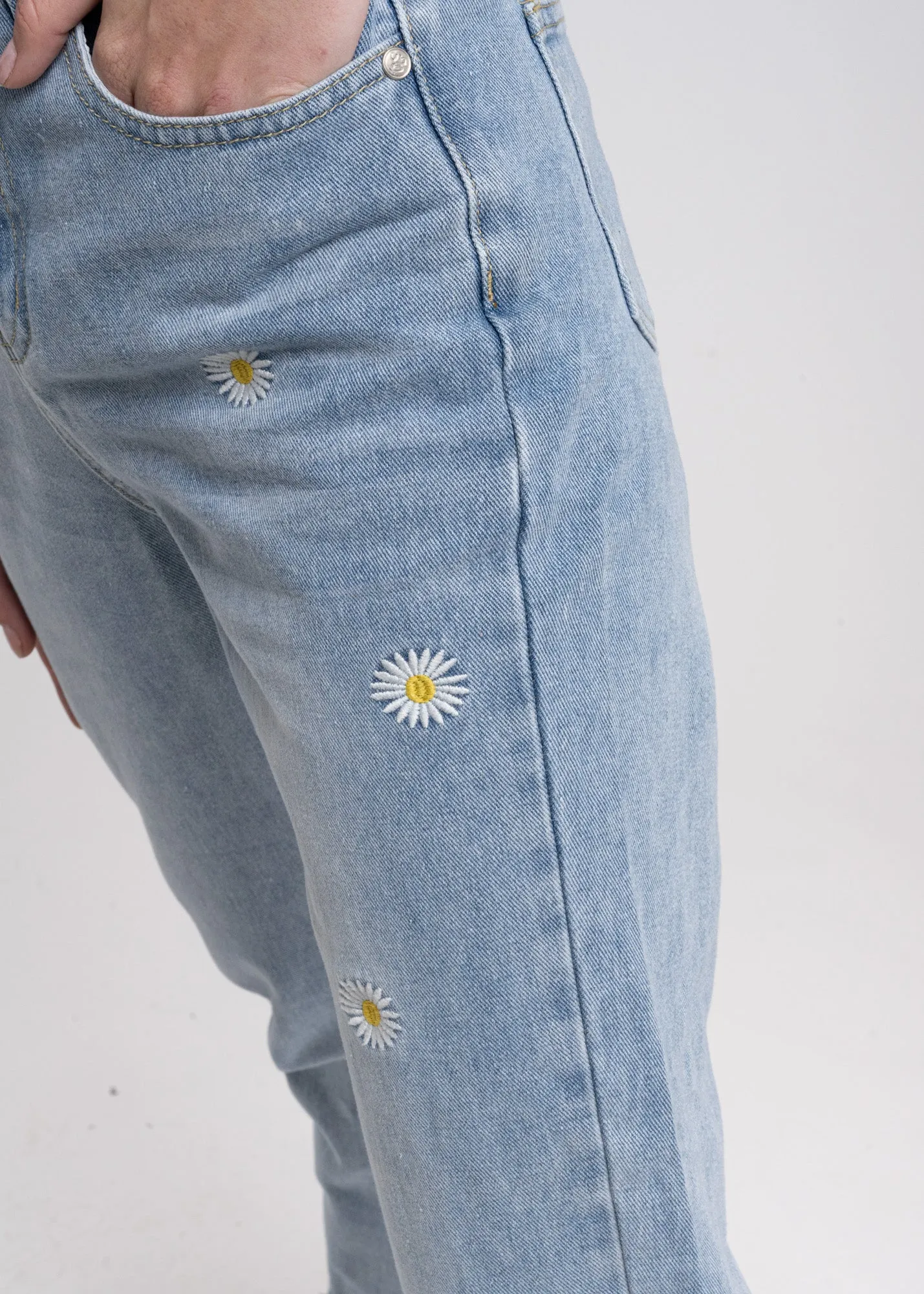 Mom jeans cintura alta bordado margaritas