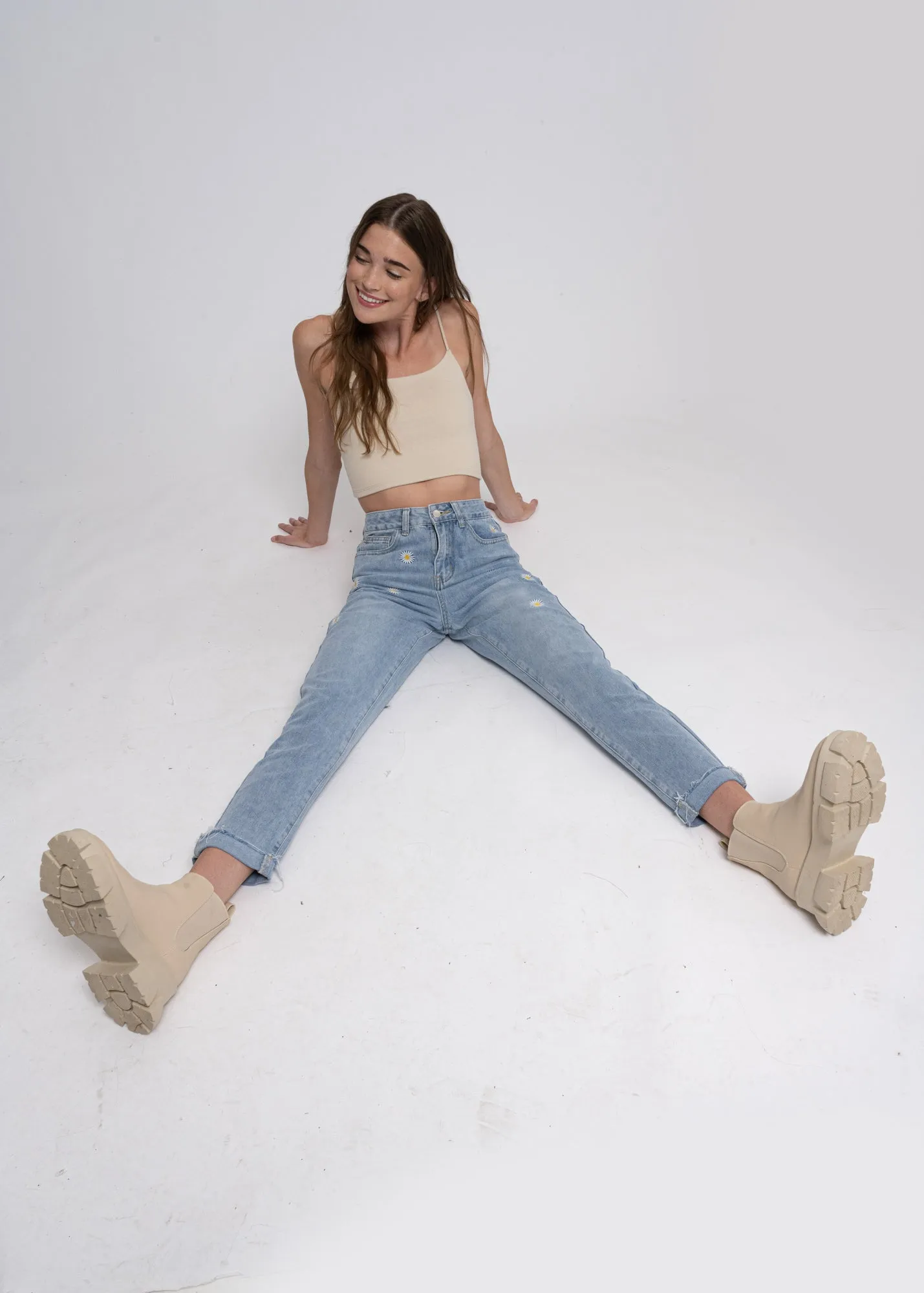 Mom jeans cintura alta bordado margaritas