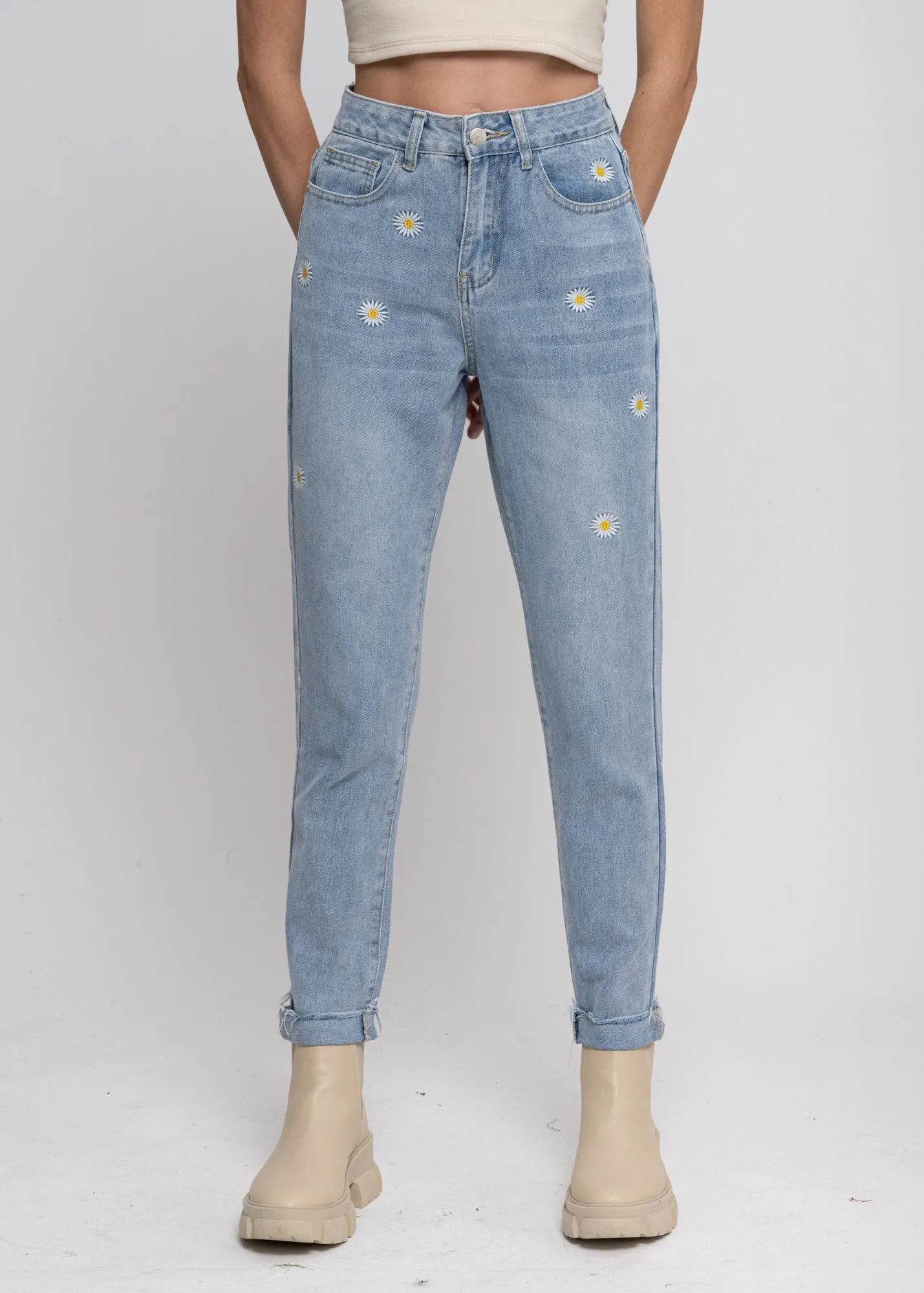 Mom jeans cintura alta bordado margaritas