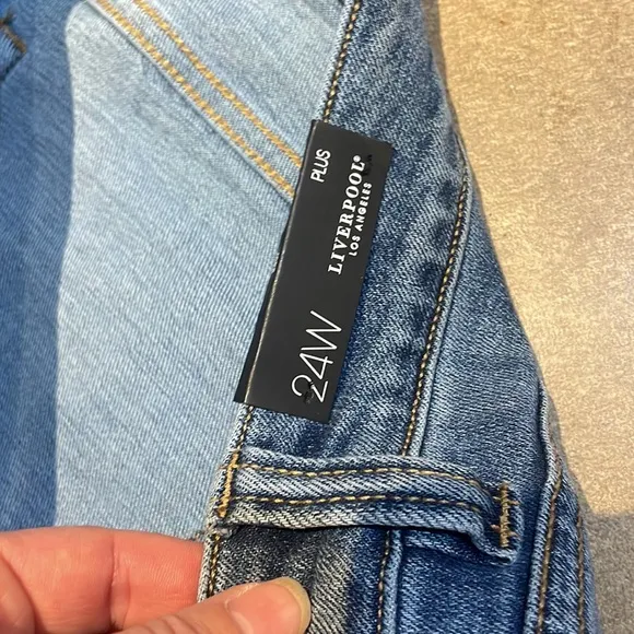 NWT Liverpool Slim Boyfriend Jeans! Size 24W