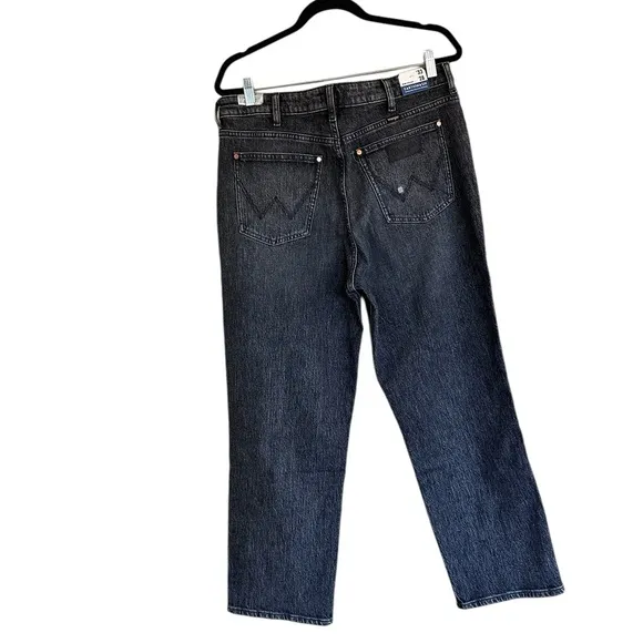 NWT  Wrangler Mom Straight Denim-Blend Jeans 33X28