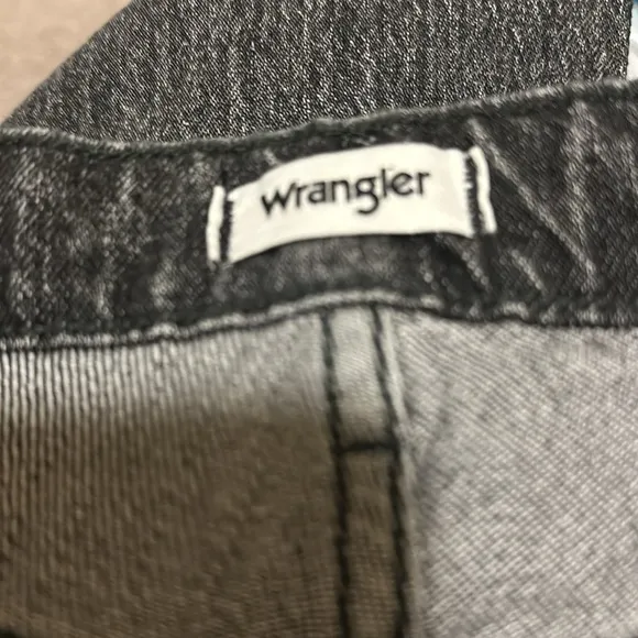 NWT  Wrangler Mom Straight Denim-Blend Jeans 33X28