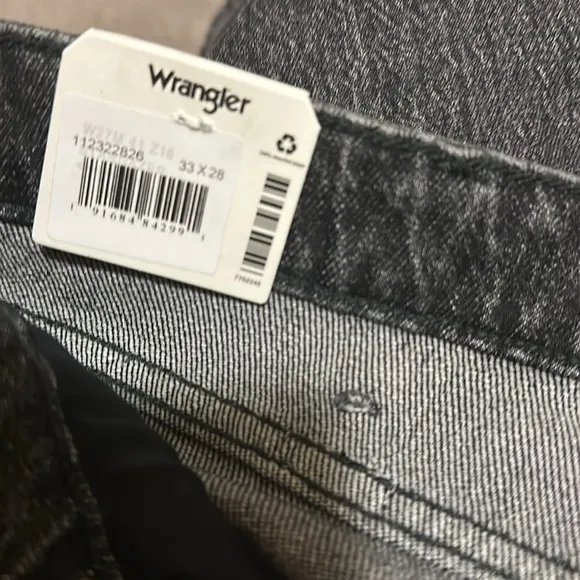 NWT  Wrangler Mom Straight Denim-Blend Jeans 33X28