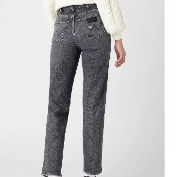 NWT  Wrangler Mom Straight Denim-Blend Jeans 33X28