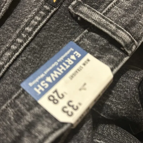NWT  Wrangler Mom Straight Denim-Blend Jeans 33X28