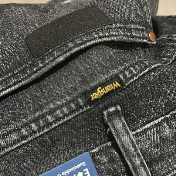 NWT  Wrangler Mom Straight Denim-Blend Jeans 33X28