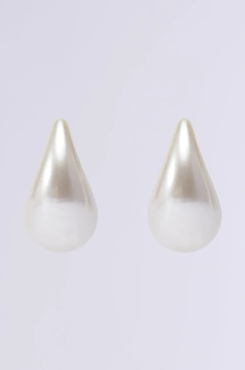 PEARLESCENT VIBES STATEMENT EARRING