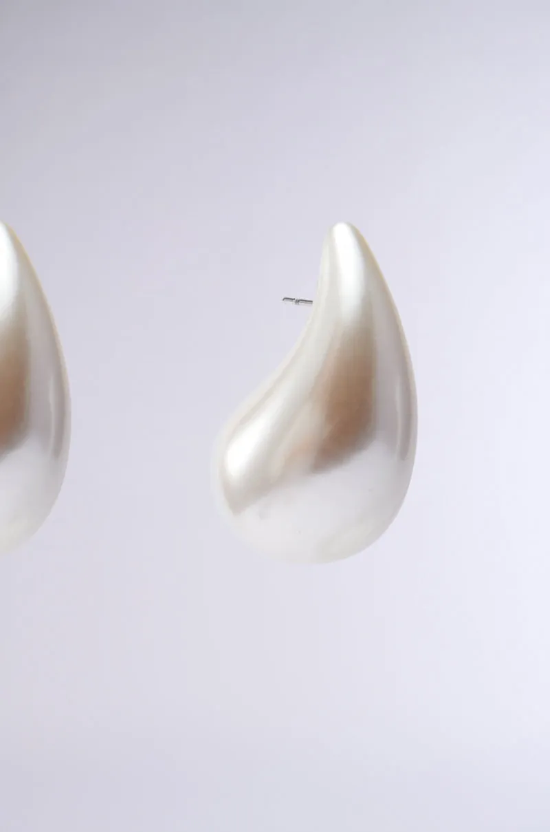 PEARLESCENT VIBES STATEMENT EARRING