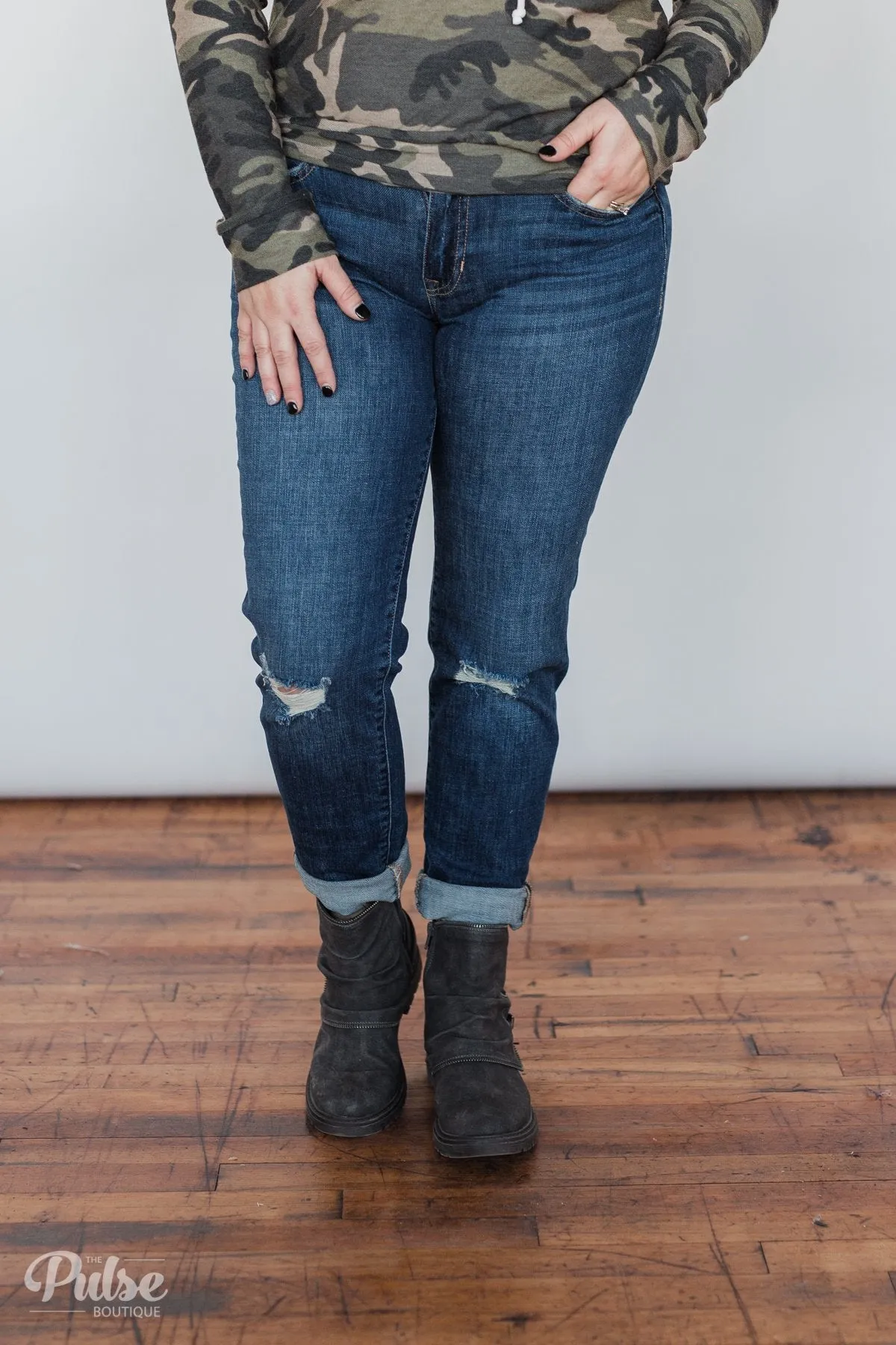 Sneak Peek Boyfriend Jeans - Avery Wash