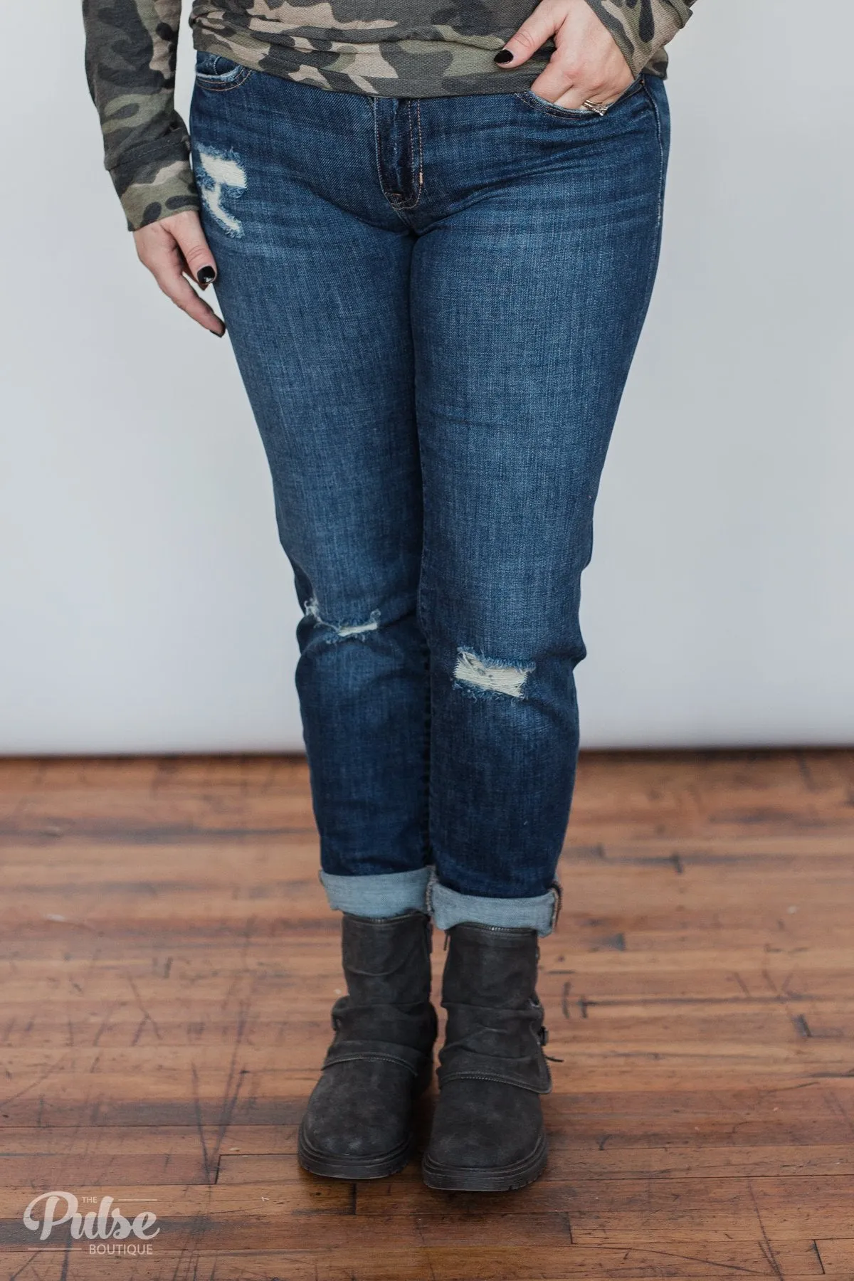 Sneak Peek Boyfriend Jeans - Avery Wash