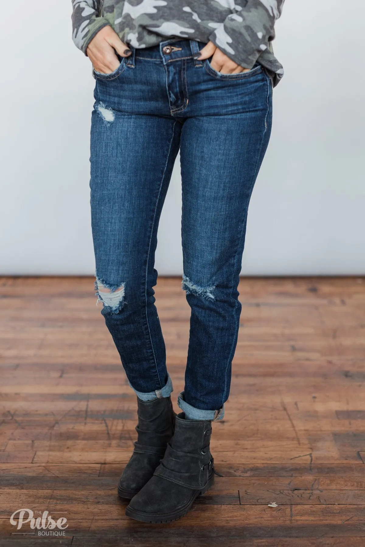 Sneak Peek Boyfriend Jeans - Avery Wash