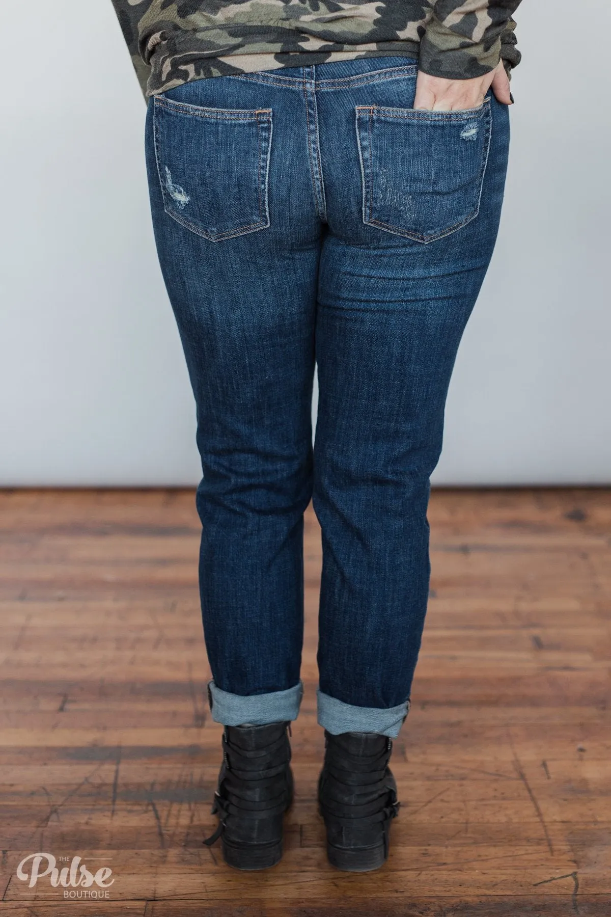 Sneak Peek Boyfriend Jeans - Avery Wash