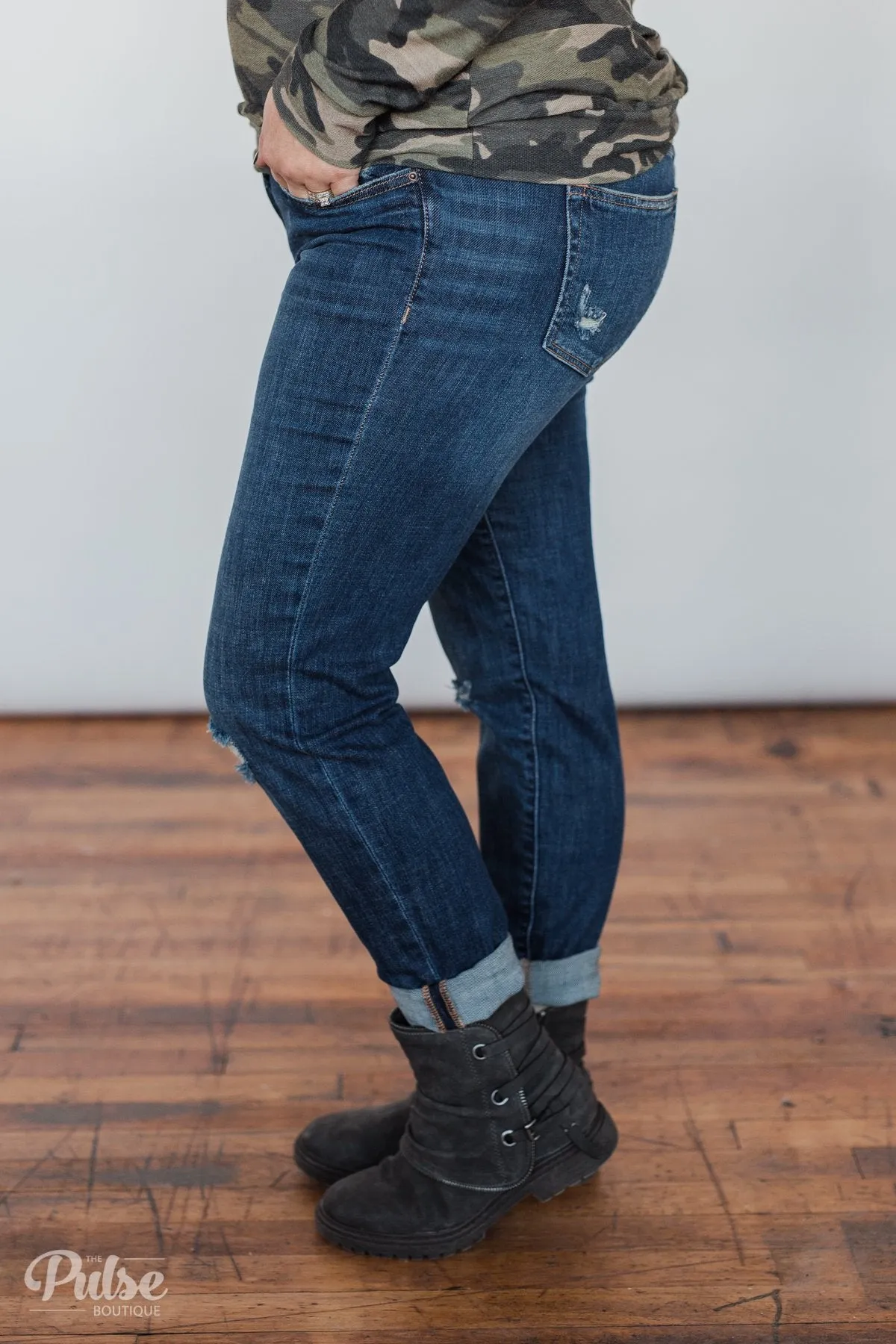 Sneak Peek Boyfriend Jeans - Avery Wash