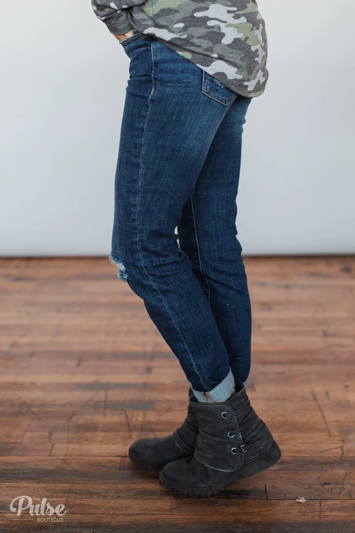 Sneak Peek Boyfriend Jeans - Avery Wash
