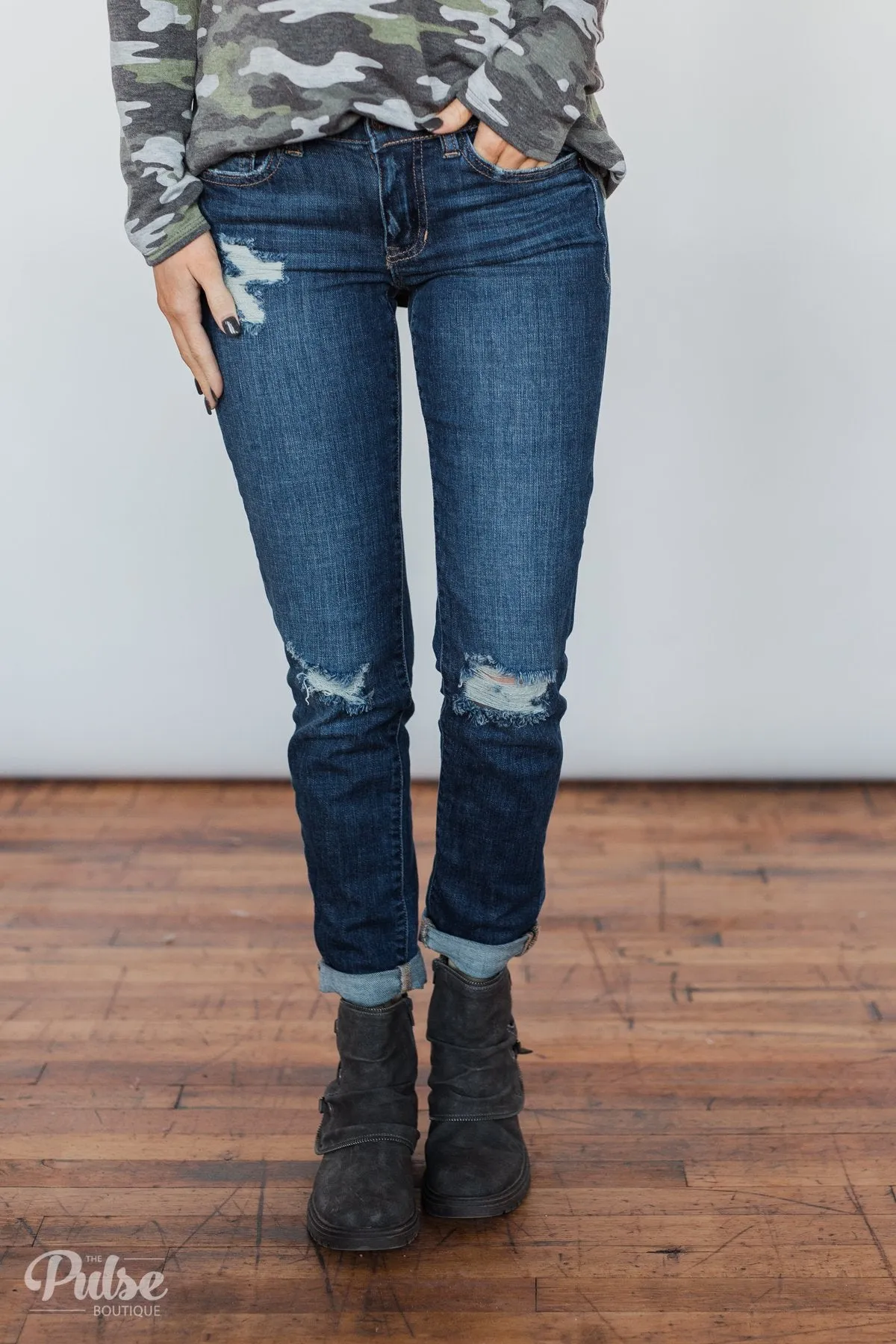 Sneak Peek Boyfriend Jeans - Avery Wash