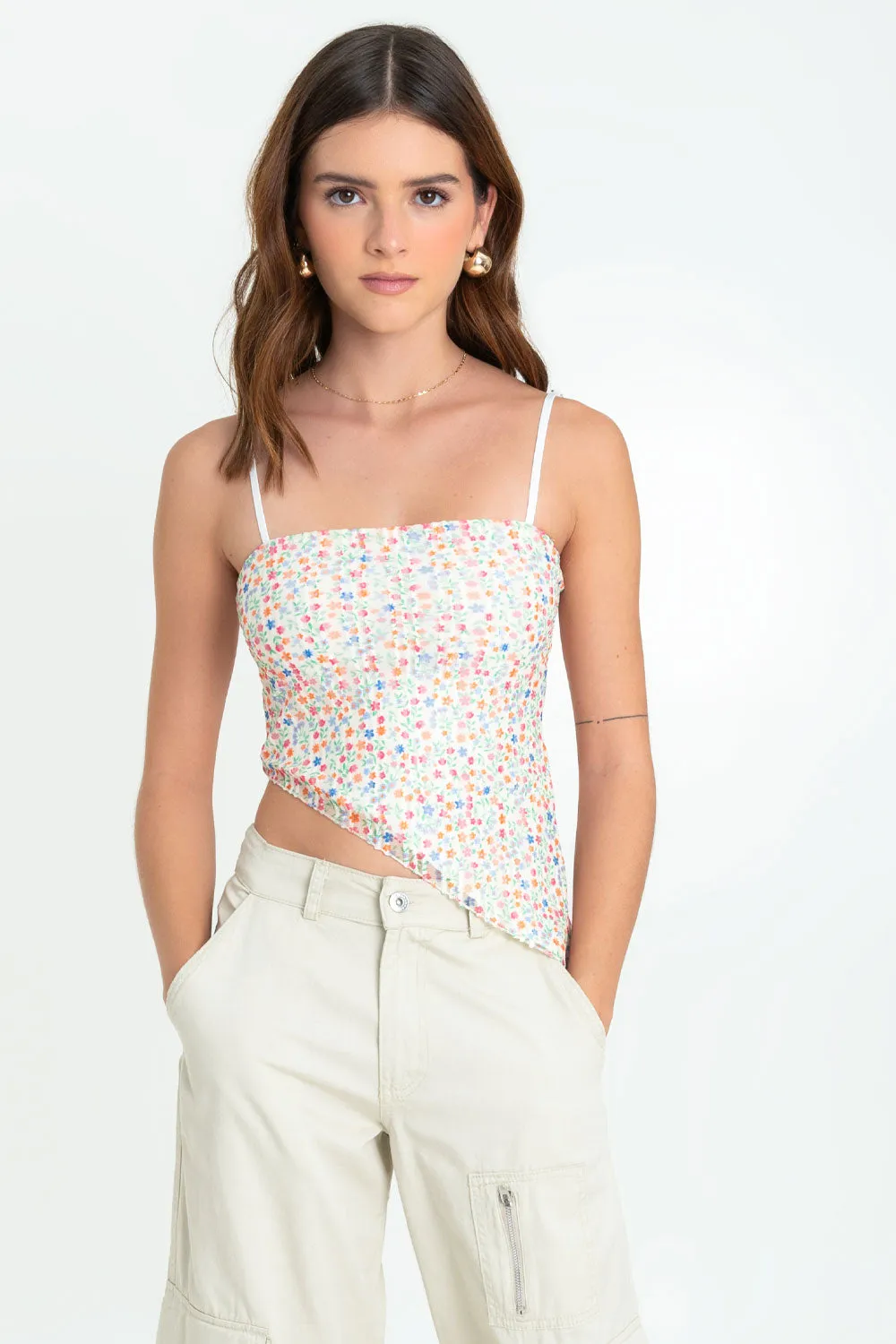 Top asimétrico de mesh floral con tirantes