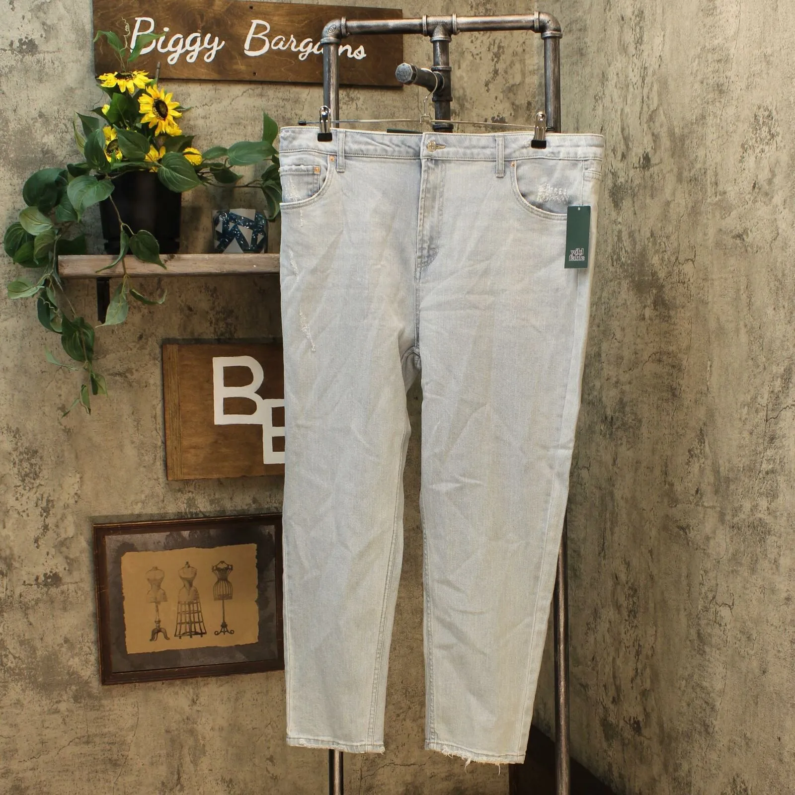 Wild Fable Women's Light Wash High Rise Mom Jeans